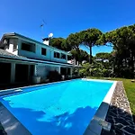 Вилла By The Sea And Pool Линьяно-Саббьядоро