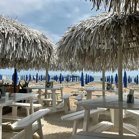 By The Sea And Shared Pool Villa Lignano Sabbiadoro