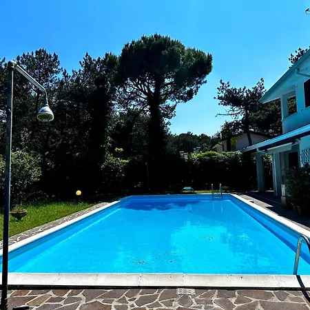 By The Sea And Pool * ליגננו סביאדורו
