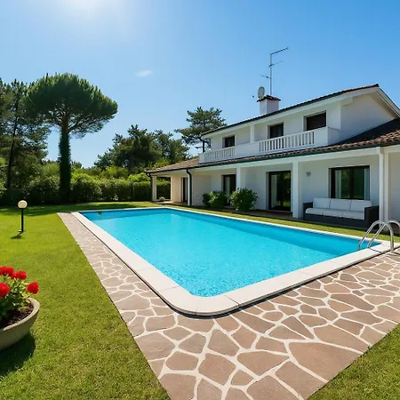 By The Sea And Shared Pool Lignano Sabbiadoro